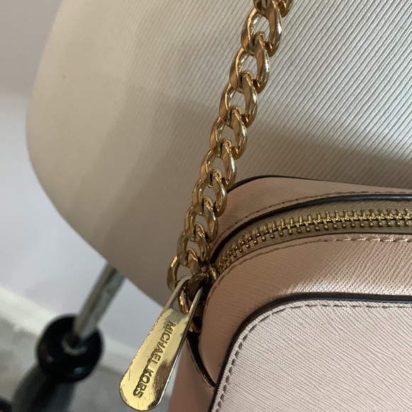 COPY - Pink square Michael Kors cross body with gold links - Picture 2 of 6